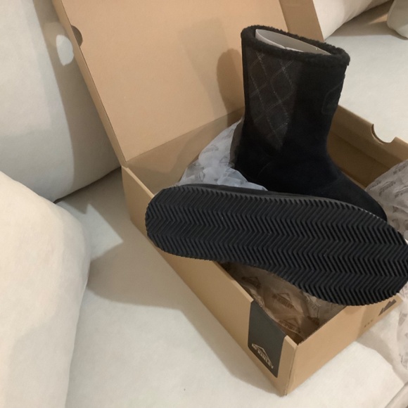 McKinley New Boots - Picture 2 of 2